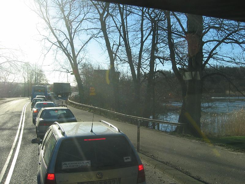 februari 2008 116.jpg - Här har vi råkat ut för något riktigt ovanligt! Broöppning på klaffbron över Nordre älv nedanför Bohus fästning i Kungälv. (En liten bogserbåt och en pråm skulle under bron).